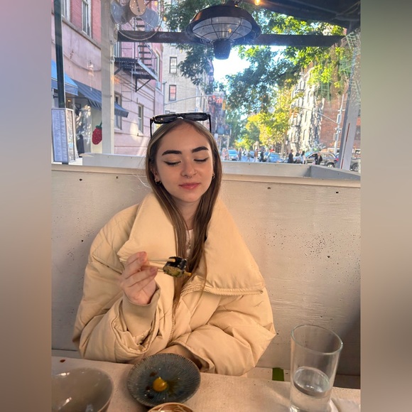 Meet your Posher, Valerie - Picture 2 of 4